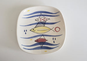 Stavangerflint Norway 1950s 1960s MCM atomic midcentury pottery with red yellow and blue fishes in cobalt blue waves, Gray Barn Eclectic Finds online vintage store, small rounded corner plate with fishes 127mm x 127mm