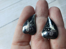 Load image into Gallery viewer, Vintage 1960s 1970s Boho Estate Sterling Silver 925 Nielloware black earrings - handmade silver, estate Siam earrings
