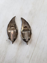 Load image into Gallery viewer, Siam Thai Thailand Sterling Silver Black Enamel Clip On Earrings - Estate Jewelry Jewellery, vintage nielloware niello enamel, 925 silver